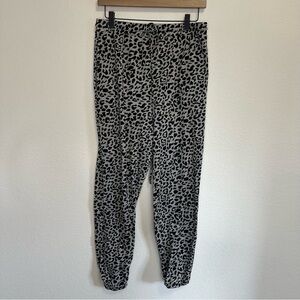 Main Strip Women’s Gray & Black Leopard Print Sweatpants – Size Medium